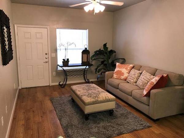 $1,269 / 2br - 992ft2 - Dishwasher And Stainless Double Sink With Disposal (Spring)63906679522050124