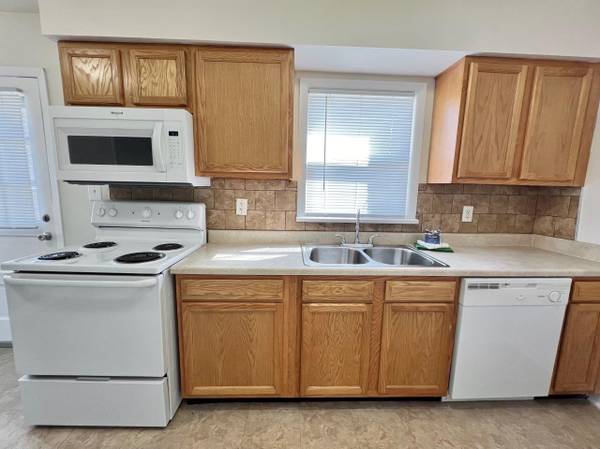 $1,069 / 2br - 900ft2 - OCTOBER AVAILABILITY @ OAK PARK TOWNHOMES! (Jeffersonville, IN)64008825452289120