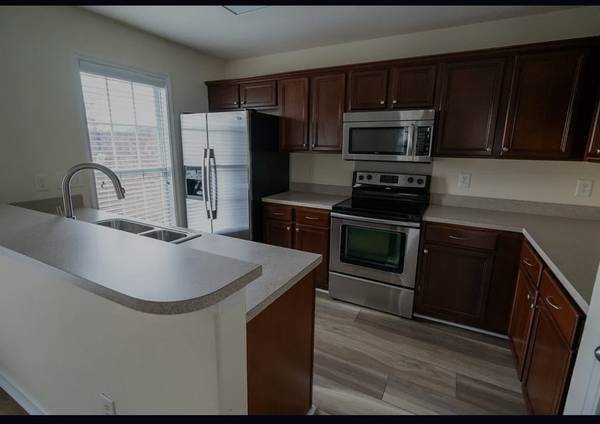 $950 / 3br - 1013ft2 - 950 a month Mid - October (Greensboro)64027443927555122