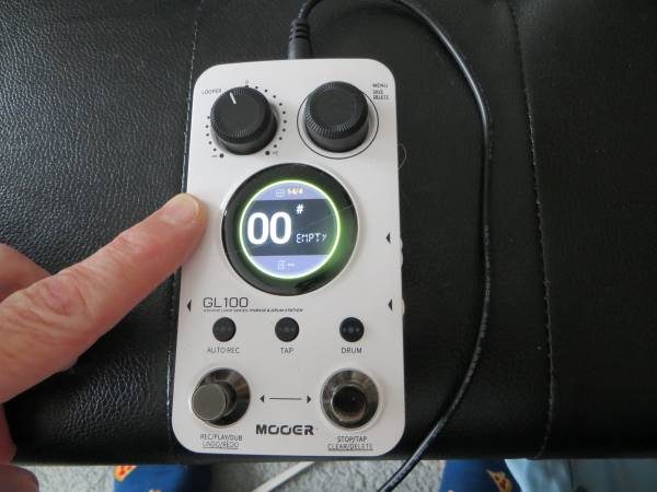 Mooer GL100 Looper, Touch Screen & Built-in Drums 1