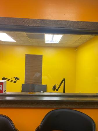 $700 / 600ft2 - Podcast or Music studio (Redding)63972529570563120
