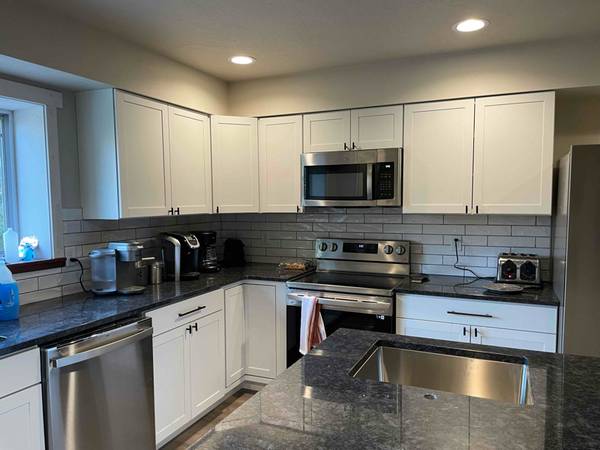 $890.00 / 1br - 300ft2 - Spacious PRIVATE BEDROOM with Ensuite in a Large COMMUNAL LIVING Apart63656975164163124