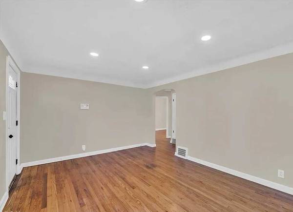 $1,050 / 3br - Beautifully renovated 3 bedroom, 1 bathroom cape cod for rent (Cleveland, OH)63907609927555122