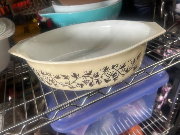 2 1/2 qt Pyrex Casserole Dish 1