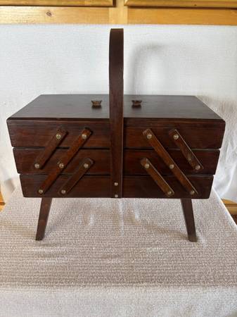 Caja de costura de madera plegable de 3 niveles - $100 (Yuma Foothills)