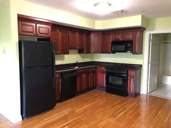 $2,800 / 2br - 735ft2 - Best Kept Secret - Medford Condos/Apts - Parking -  NO Fee (Medford)63655351043969120