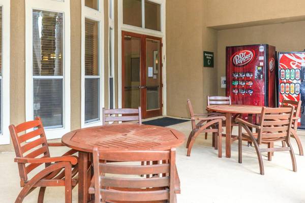 $1,078 / 1br - 727ft2 - Keep Cool with Ceiling Fans & Central Air63812507386753124