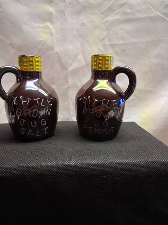 Collectible salt and pepper shakers 1