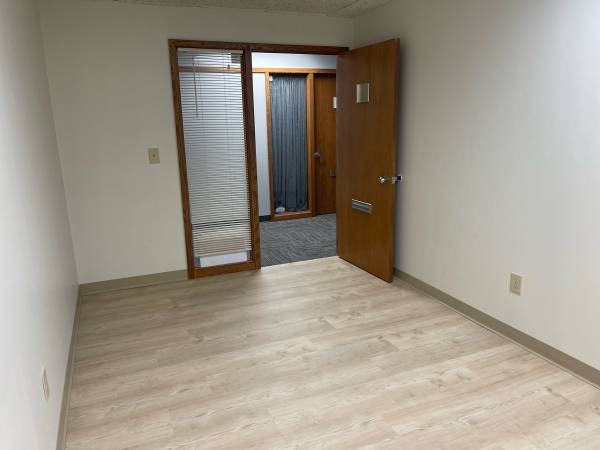 $395 WDM PROFESSIONAL OFFICE SUITE/ESTHETICIAN/MASSAGE COMING AVAILABLE (WEST DES MOINES)64163742779011121