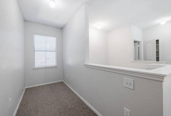 $2,000 / 2br - 1514ft2 - Neat Unfurnished unit available!! (Los Angeles)63700977515139123