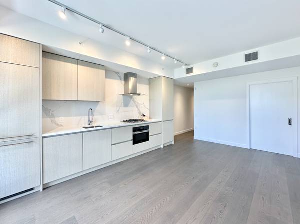 Modern Studio + 1 Flex steps to Queen Elizabeth Park. 1