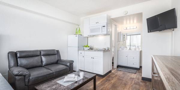 Elevator, Sparkling Pool, Laundry Facility 1