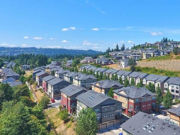 $1,995 / 2br - 1296ft2 - A short drive to Crown Park and Lacamas Park, Patio or Balcony64039055888770123