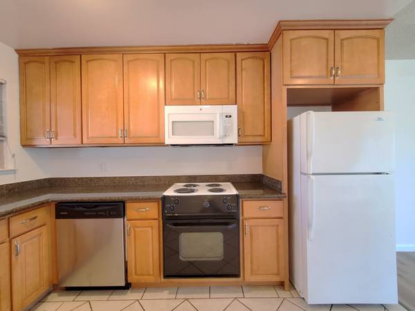 $2,795 / 2br - 810ft2 - 2BD/1BA In Quiet Courtyard w/ Parking Available! (Redwood City)63880131870979123