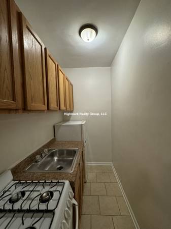 $1,350 ★ Lakeview Studio w/ All Utilities Included – Elevator Building ★ (Lakeview East)63899123881218121
