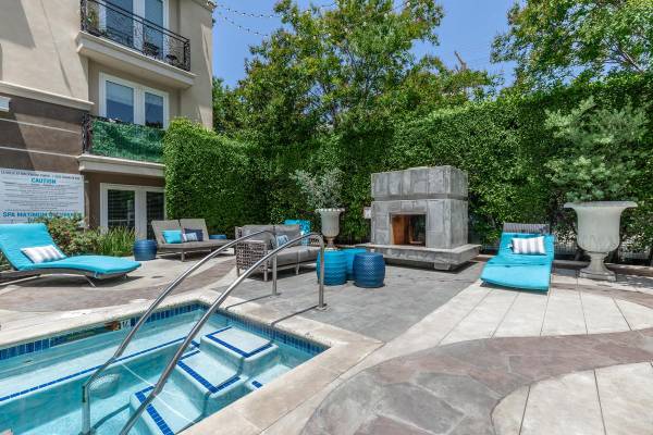 $2,687 / 1br - 785ft2 - Garage, Caesarstone Counters w/ Art Tile Backsplashes (Hollywood)63952932109826123