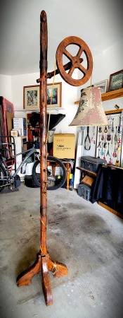 Spinning Wheel Lamp Stand w Lamp Shade ✨ 1