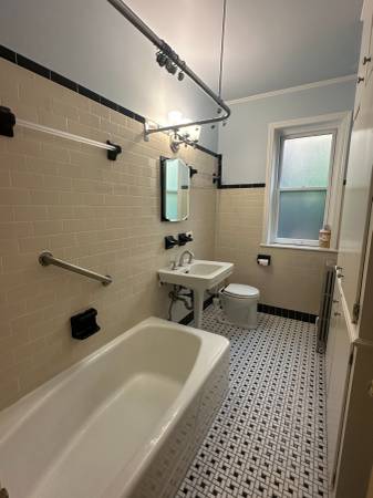 $1,500 / 1br - 700ft2 - 1 Bedroom Condo On The Lake (Rogers Park)64041643753219124