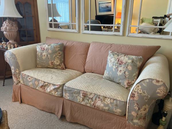 Like New Sleeper Couch Sofa with Pull Out Bed Super Comfortable 1