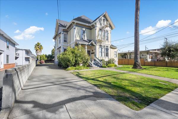 $1,995 / 1br - 2061 Central Ave #6 - 1 bedroom | 1 bath | Upper unit (alameda)63880014244611121