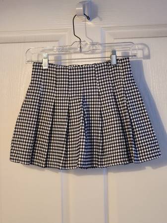 The New Size M Full Tilt Skirt with Shorts Attached is a stylish and t 1
