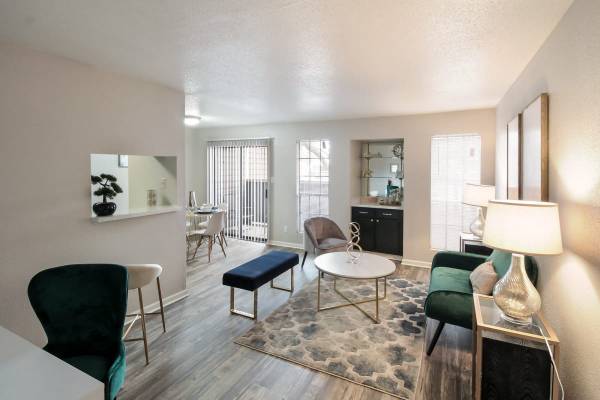 $1,395 / 2br - 853ft2 - 2/BD 1/BA, Techos abovedados, Chimenea (2804 Belt Line Road, Garland, TX)63796578667139120