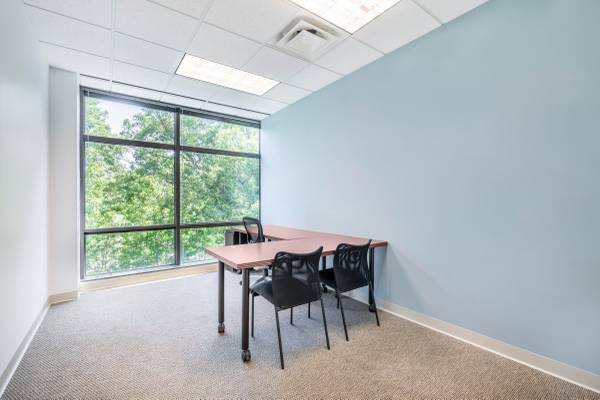 $129 Co-Working Space for Professionals - Affordable & Flexible Terms $129 (Glen Allen)64027112325505124