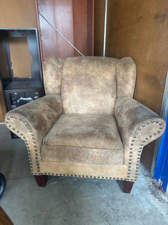 Man cave chair! Oversized traditional/club-style armchair 1