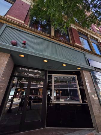 $550 / 400ft2 - Spacious - two suite office - furnished - available now (Lowell)63611896871425122