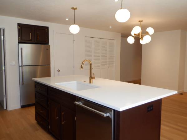 $2,395 / 2br - 1396ft2 - Encantadora casa de 2 habitaciones en Bend con garaje, aire acondicionado y tranquilo patio trasero (Bend)63839289958019123