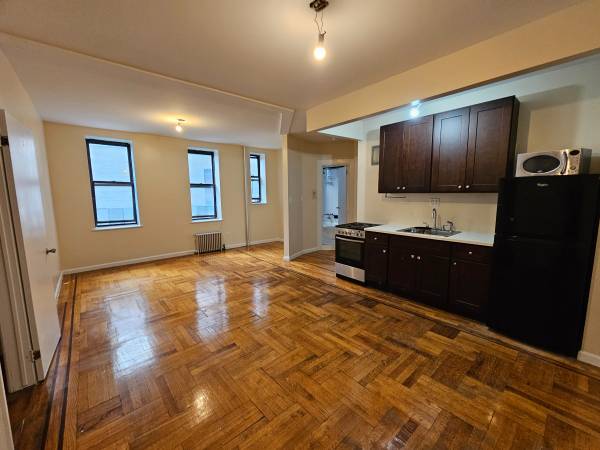$1,750 RENT STABILIZED STUDIO just Blocks from Prospect Park*Parkside Ave!! (Prospect Park/Lefferts garden/PLG/Brooklyn)63854289727873120