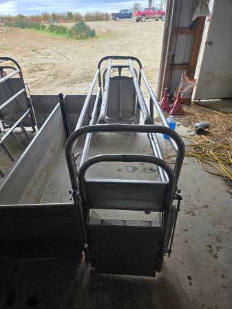 Pig farrowing crates 1