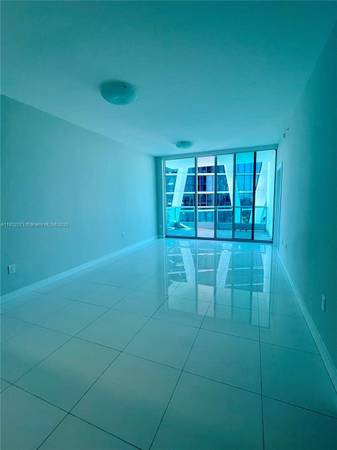 $4,050 / 1br - 1031ft2 - Super Spacious 1bd + Den with Two Terraces! (900 Biscayne- Downtown)64001847025795122