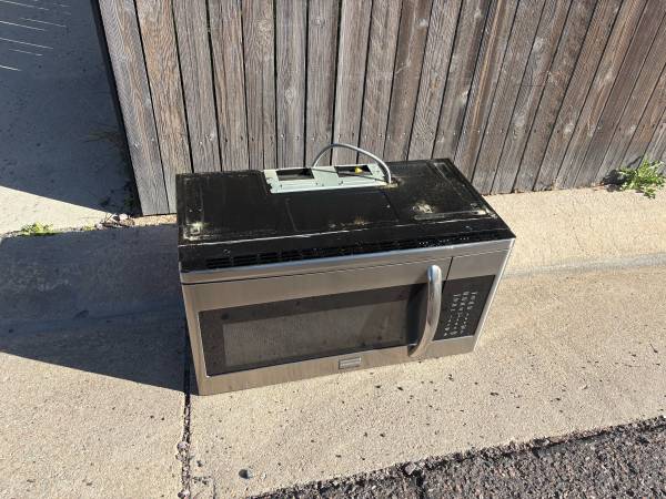New frigidaire microwave (free) 1