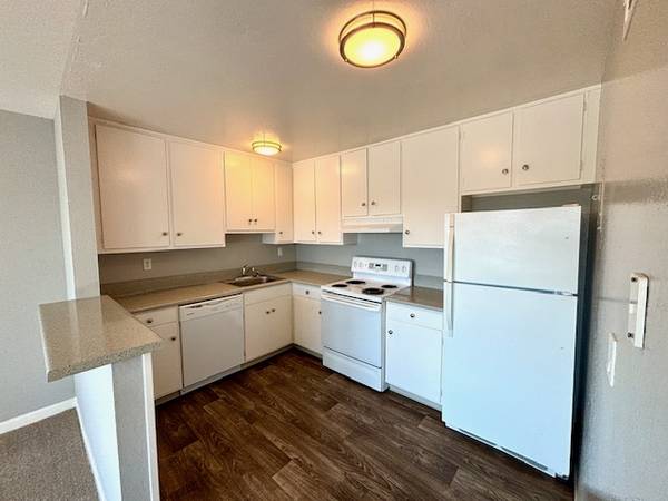 $2,450 / 1br - Location/Location/Location/Large Apartment Home with AC! (san jose west)63682779403907121