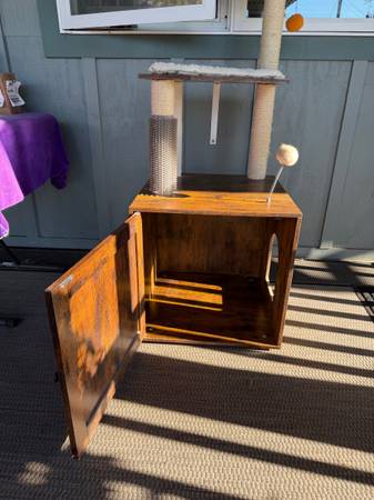 CAT STUFF-LITTER CABINET WITH TREE & MORE 1