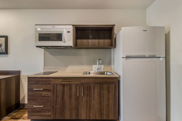 $1,350 / 1br - 4 miles from RV Hall of Fame & Museum, Low weekly and monthly rates (810 E Windsor Ave, Elkhart, IN)63665977396737121