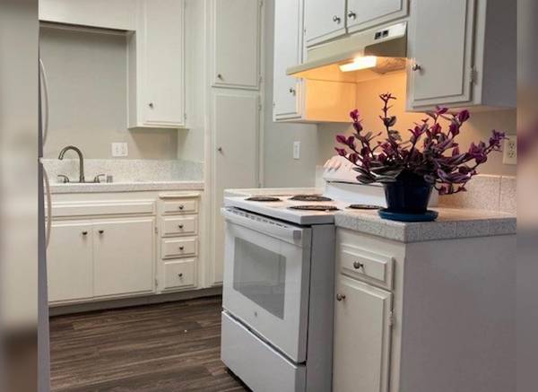 $2,050 / 1br - Parkway Plaza Shopping - Harry Griffen Park + Easy Access (Peach Avenue / El Cajon)63657108150659124