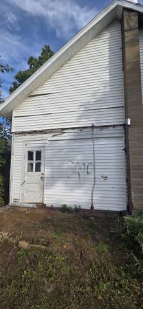 Contractor to repair damaged siding 1