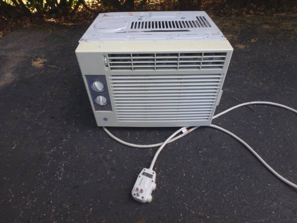 GE Window Room Air Conditioner; Delivery Possible 1