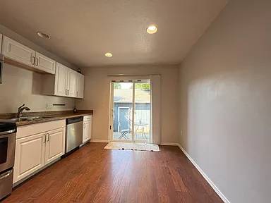 $666 / 2br - 1020ft2 - 🌟 HOGAR ILUMINADO DE 2 DORMITORIOS – GARAJE ADOSADO Y ENCANTO EN NORTH PORTLAND 🏡 (Portland)63831251103747122
