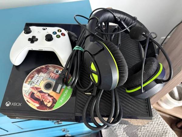 Xbox One Console, Controller & Xbox One Console, Controller & Headphon 1