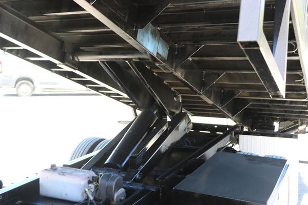 2020 Isuzu NRR 14ft Construction - Photo 6