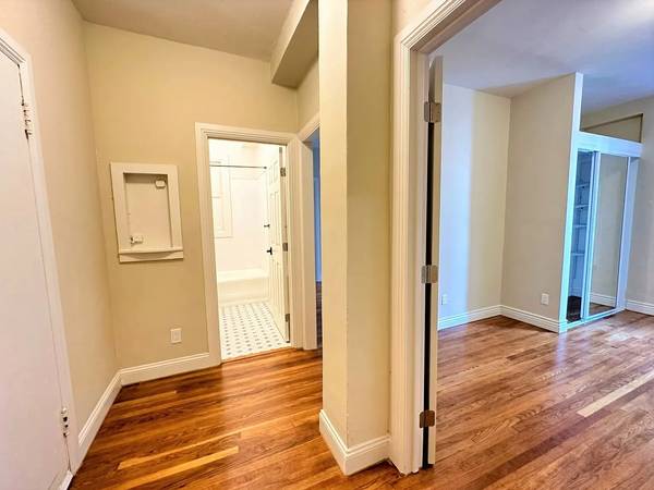 $1,350 / 2br - 505ft2 - Charming Apartment with Vintage Touches and Convenience64023718600579120