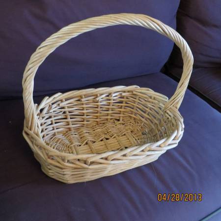 VINTAGE well made Basket / Nice lines 14 inches tall 10 x 14 basket 1
