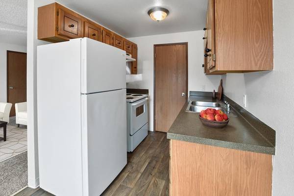 $1,345 / 1br - 563ft2 - Tour Today, Basketball & Racquetball Court, Package Service63688480075011123