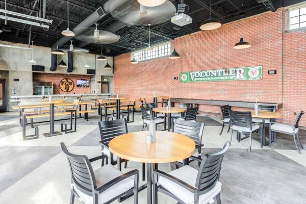 $1,870 / 1br - 771ft2 - Live the life! Amazing rooftop lounge space - gorgeous common areas (Nashville - First Tennessee Park)63680175781505120