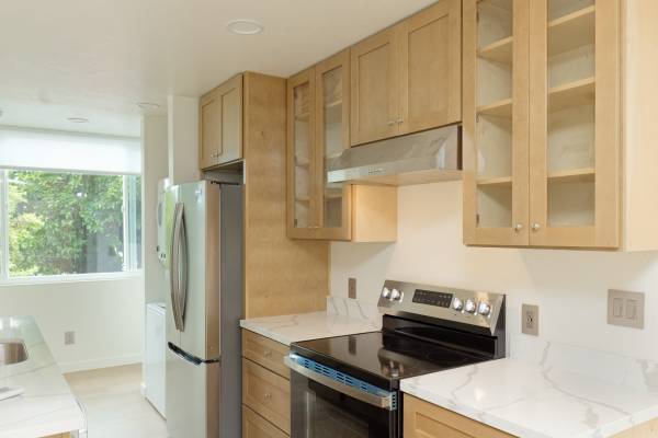 Bright 1Bed with NEW Stainless Steels Appliances & W/D in unit!! 1