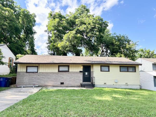 $1,100 / 3br - 1050ft2 - 3 Bedrooms For Rent! (2119) (2119 W 47th Street)63806193337473120