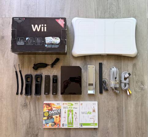 Nintendo Wii + Wii Fit Bundle 1